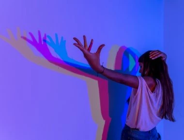 Ο Σάκης Τανιμανίδης μας προσκαλεί στο Μουσείο των Ψευδαισθήσεων (βίντεο-φωτο)